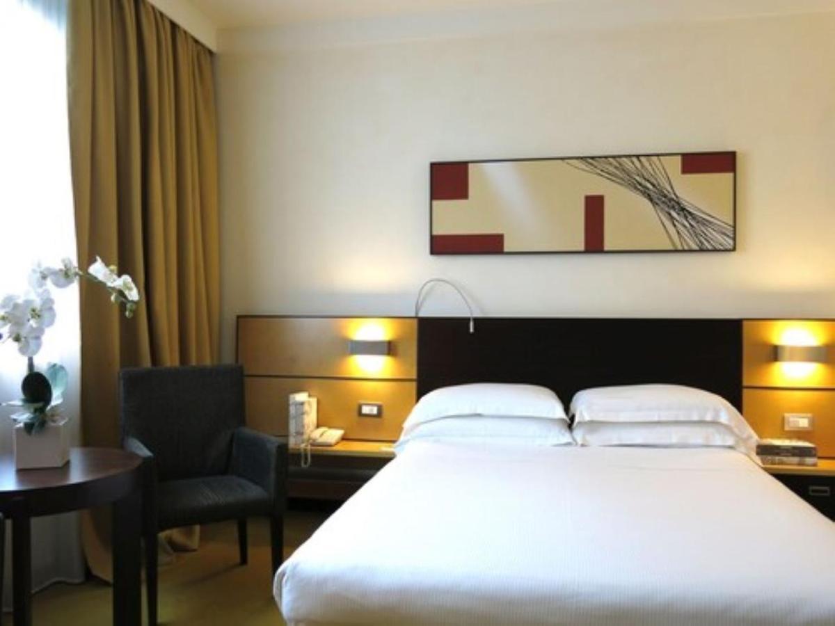 Best Western Plus Hotel Le Favaglie Cornaredo Exterior foto
